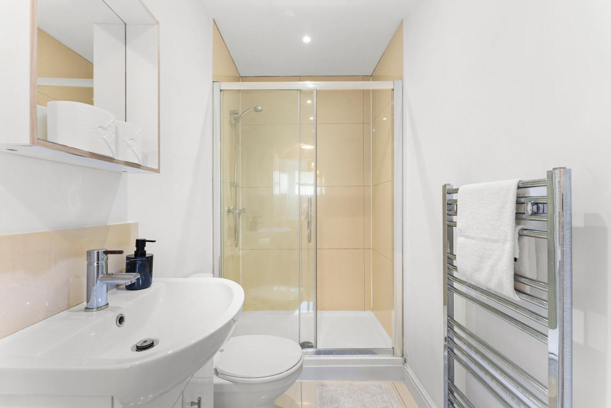 Stylish 3 Bed Flat In - Sleeps 8 Apartment *