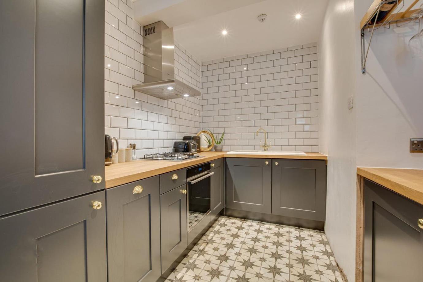 Flat, 3 Bedrooms, Sleeps 6, Close To Shops And * Brighton