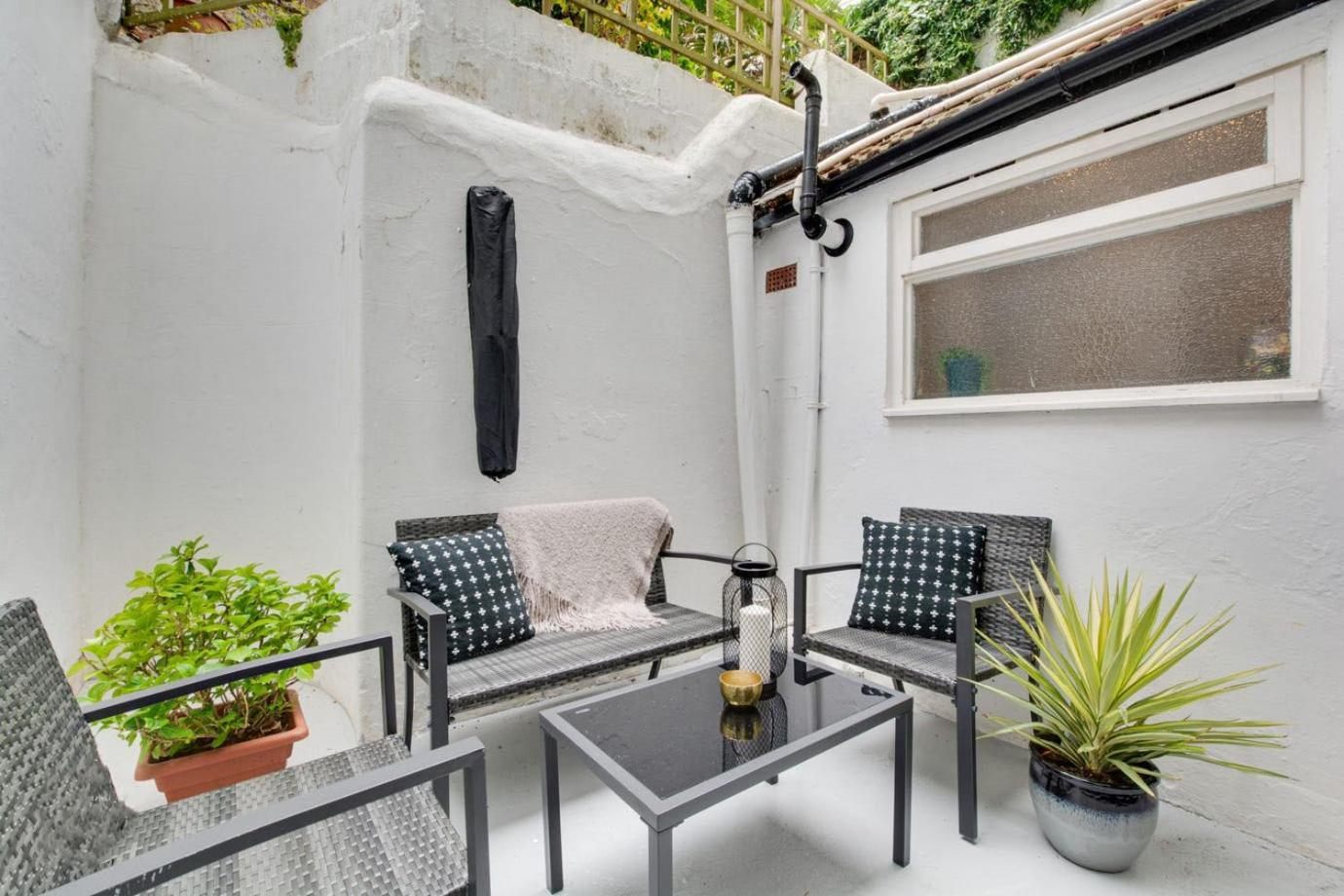 Flat, 3 Bedrooms, Sleeps 6, Close To Shops And Brighton
