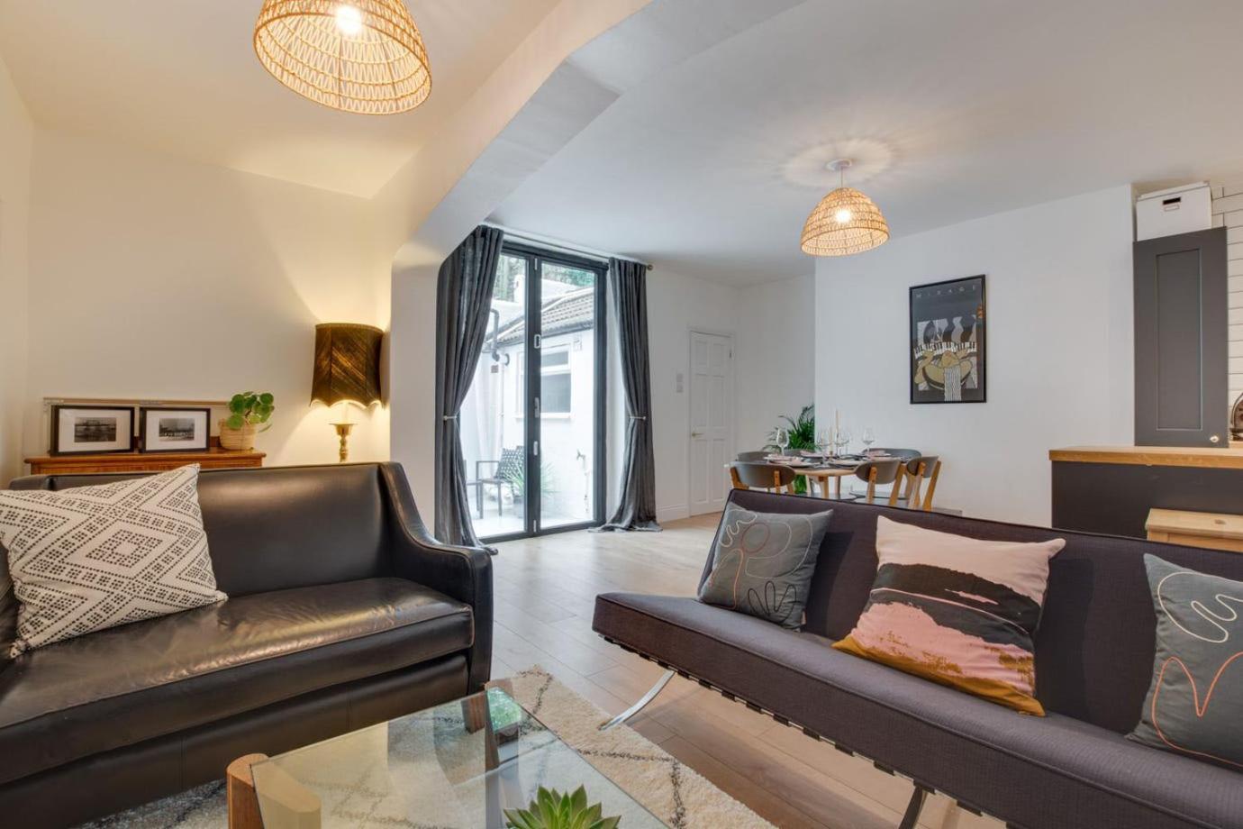 Flat, 3 Bedrooms, Sleeps 6, Close To Shops And Brighton
