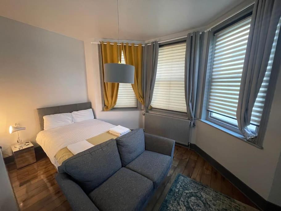 1 Large Comfy Garden - Prime Location Apartment *