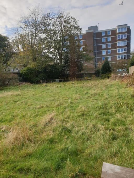 Apartment 1 Large Comfy Garden - Prime Location