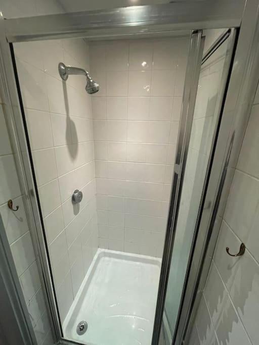 1 Large Comfy Garden - Prime Location Apartment *