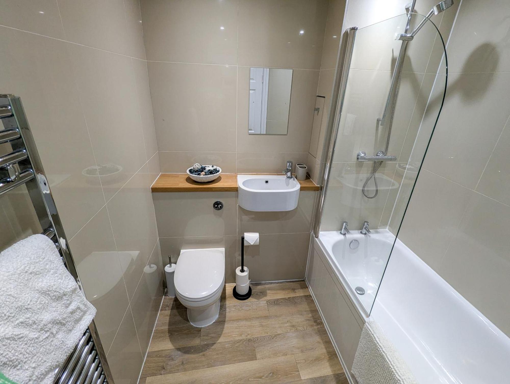 Stunning 3bed With Garden, Sleeps 8 *
