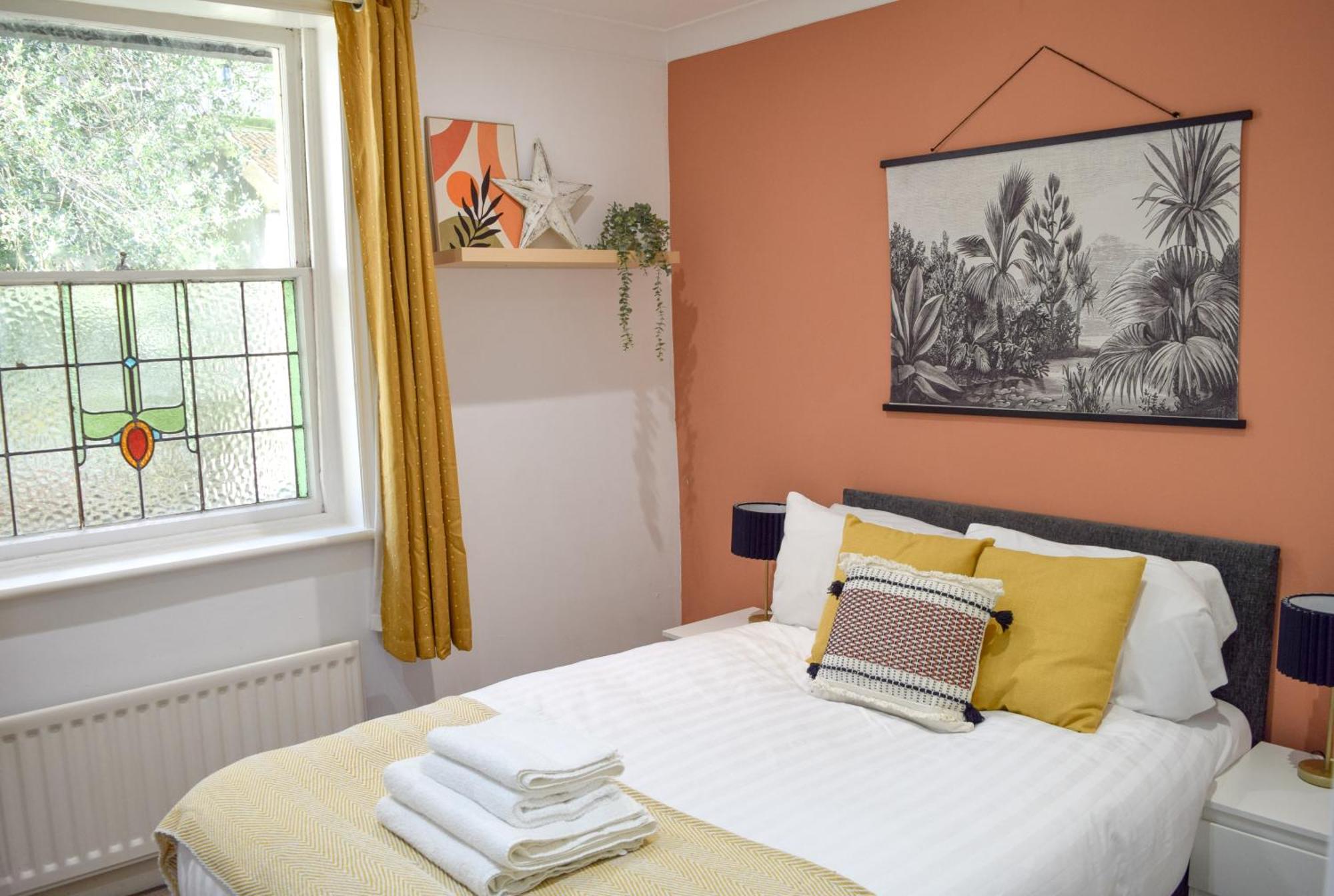 Stunning 3bed With Garden, Sleeps 8 Holiday home *