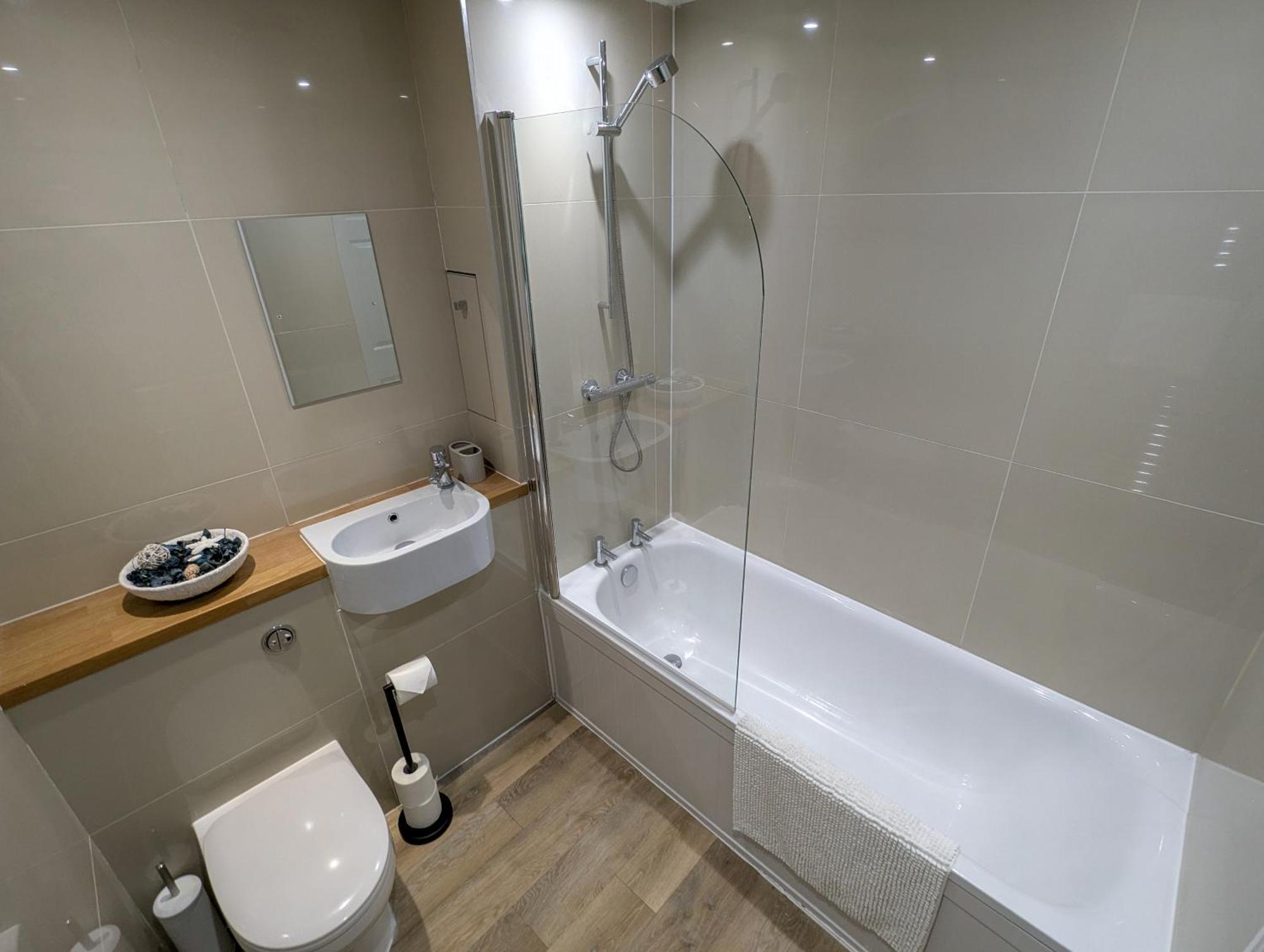 Stunning 3bed With Garden, Sleeps 8 *