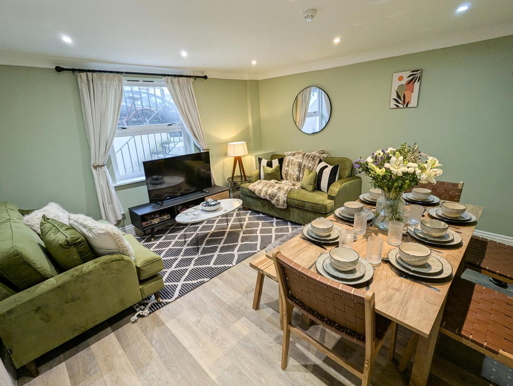 Stunning 3bed With Garden, Sleeps 8 Holiday home