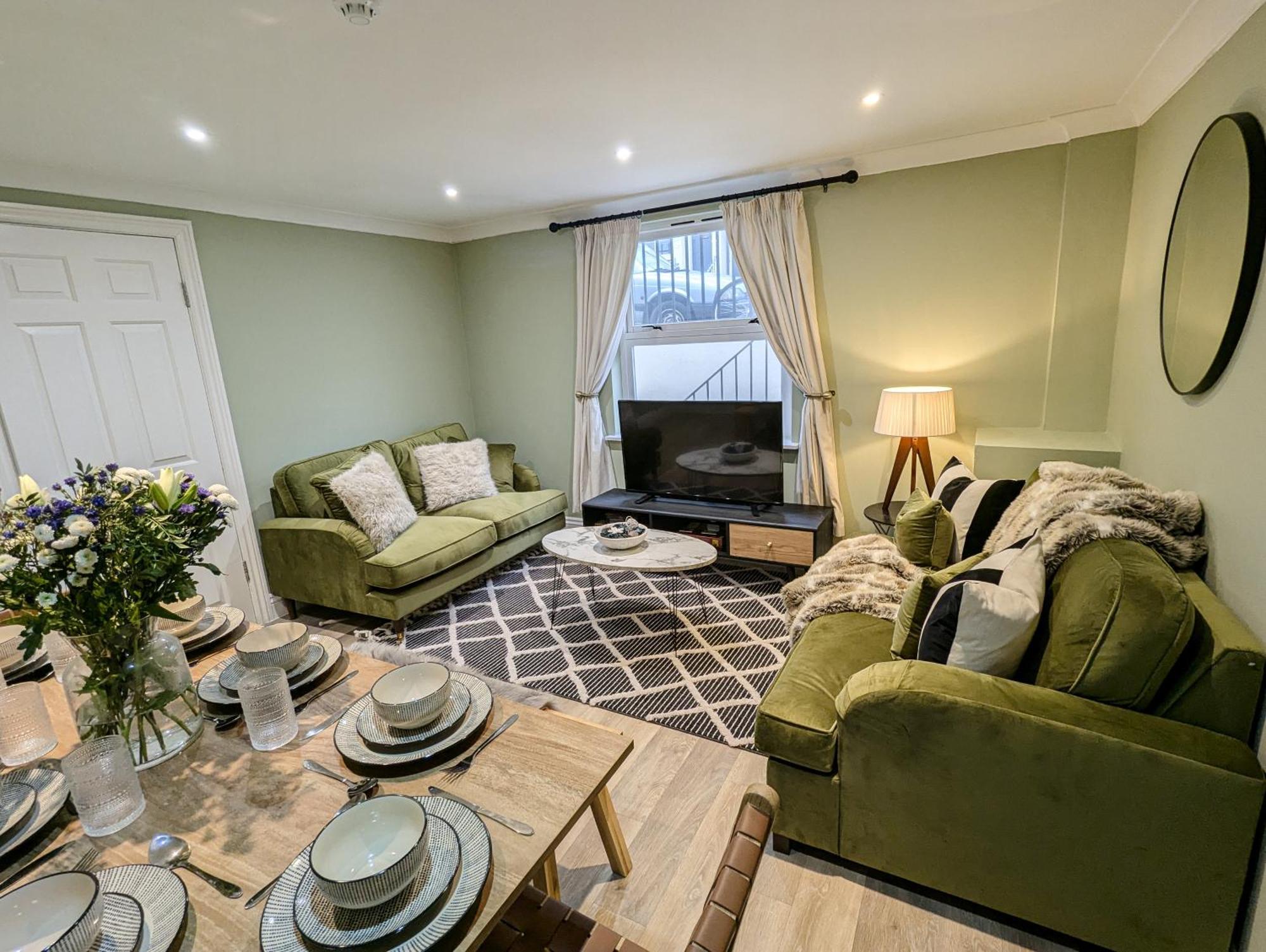 Stunning 3bed With Garden, Sleeps 8 Holiday home *