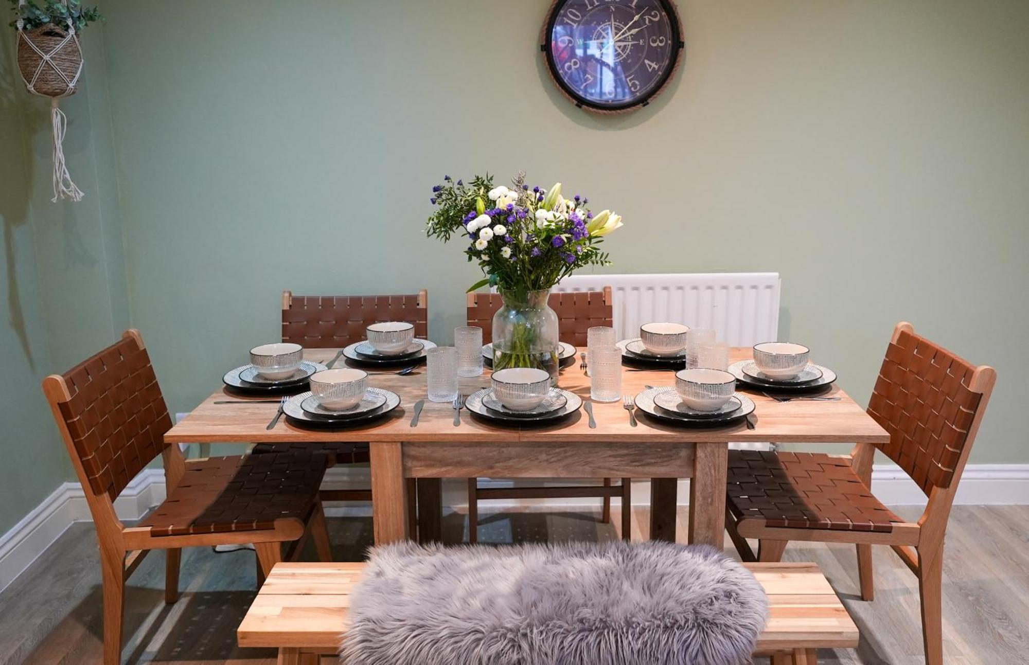 Stunning 3bed With Garden, Sleeps 8 *