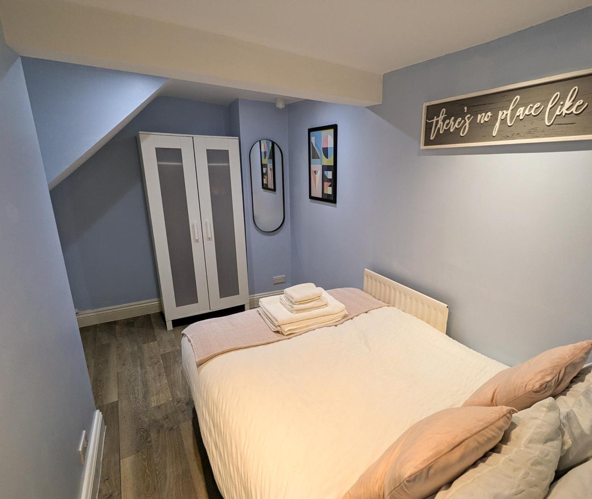 Stunning 3bed With Garden, Sleeps 8 Holiday home *