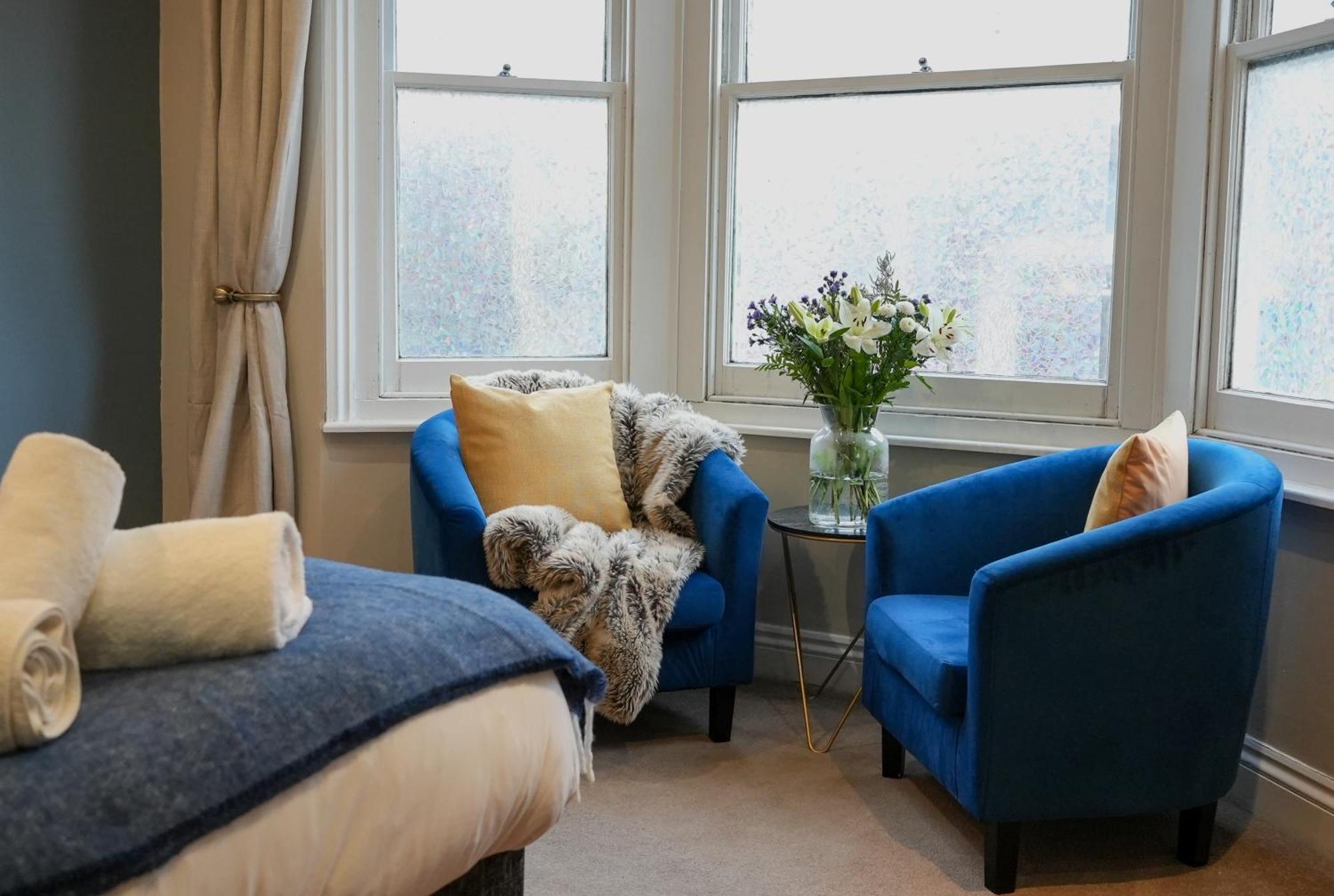 Stunning 3bed With Garden, Sleeps 8 *