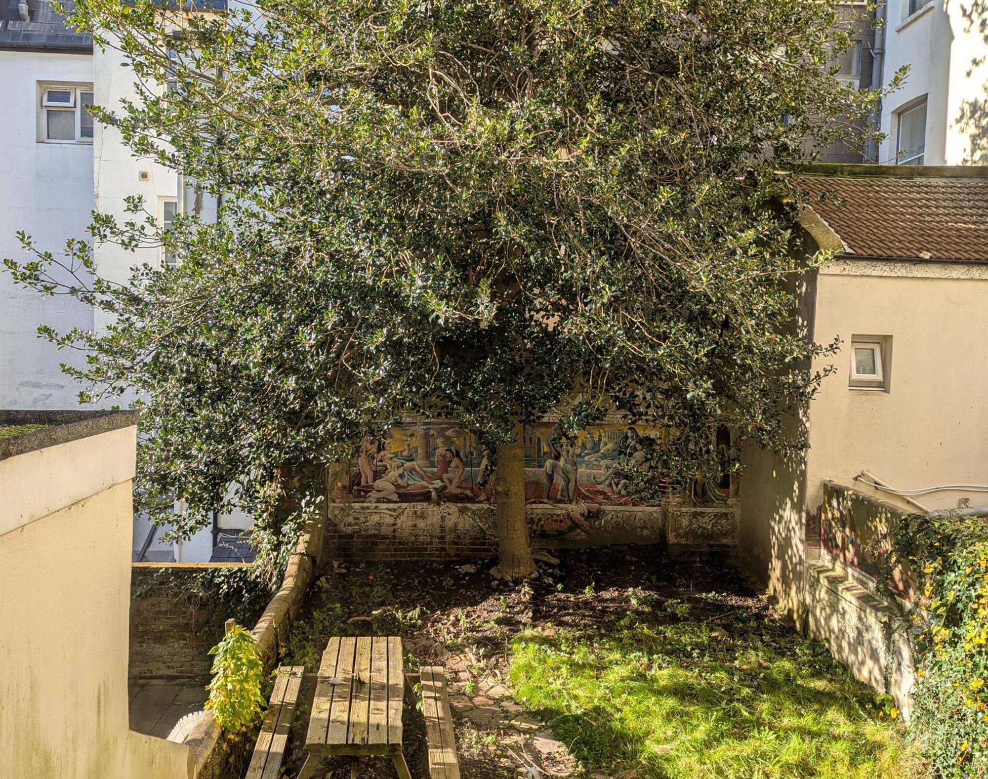 Stunning 3bed With Garden, Sleeps 8 Holiday home *