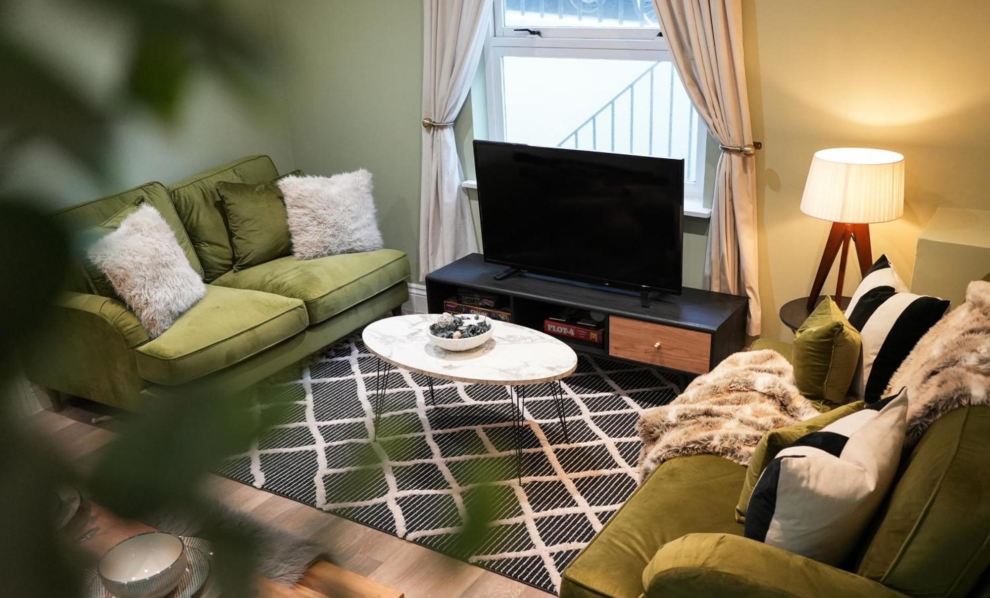 Stunning 3bed With Garden, Sleeps 8 *
