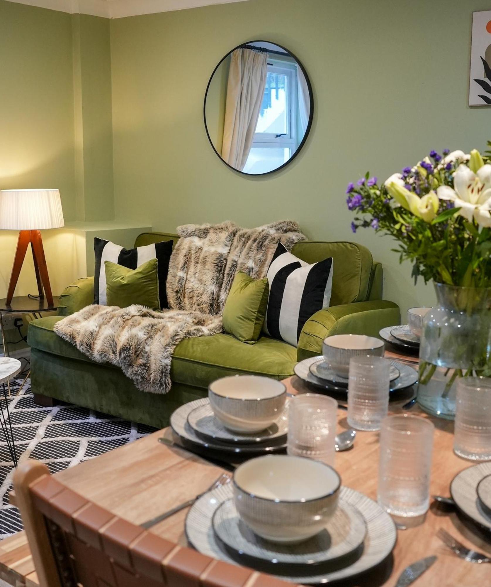 Holiday home Stunning 3bed With Garden, Sleeps 8 *