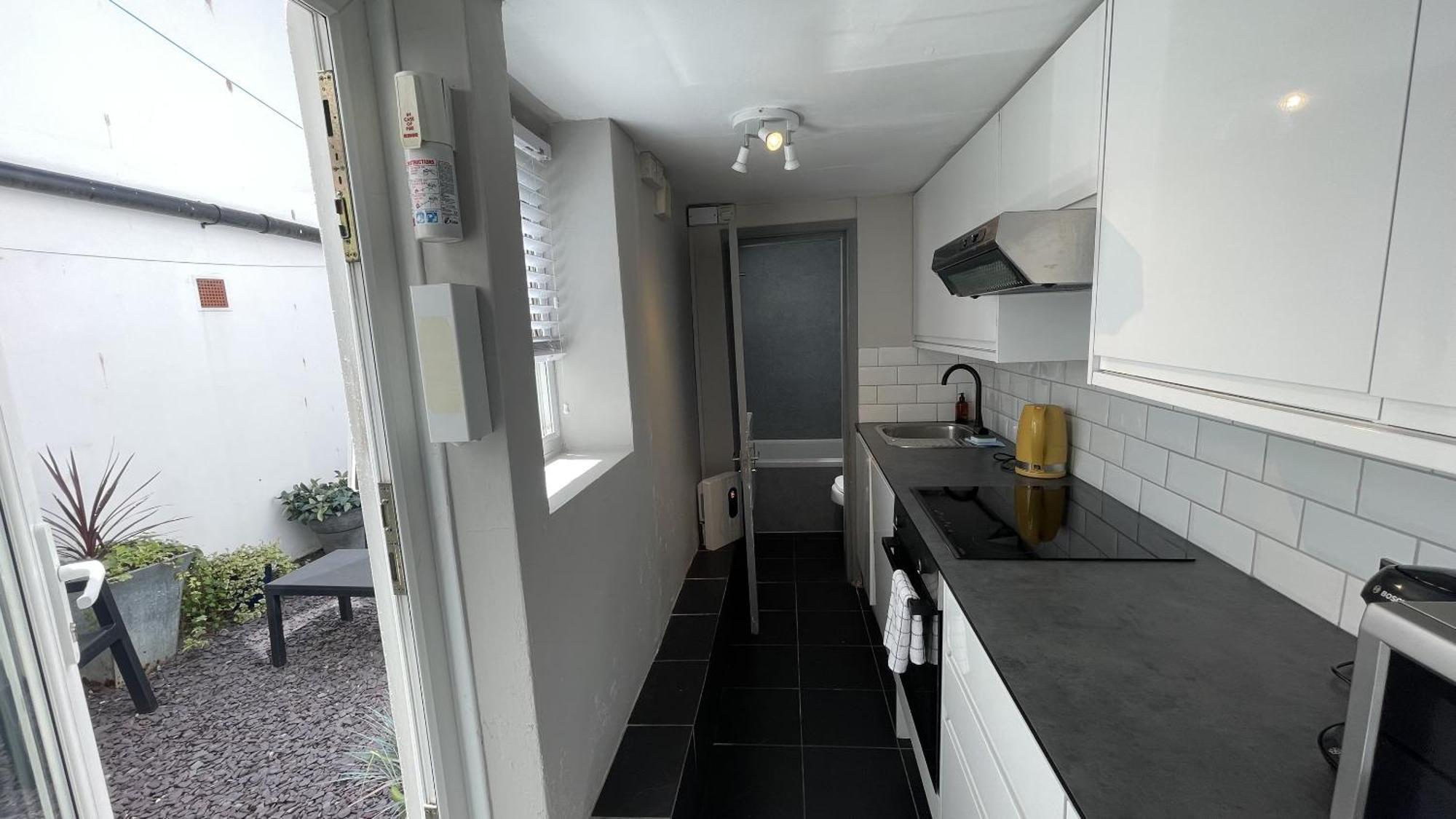 Ei8ht Guest Aparthotel 4*