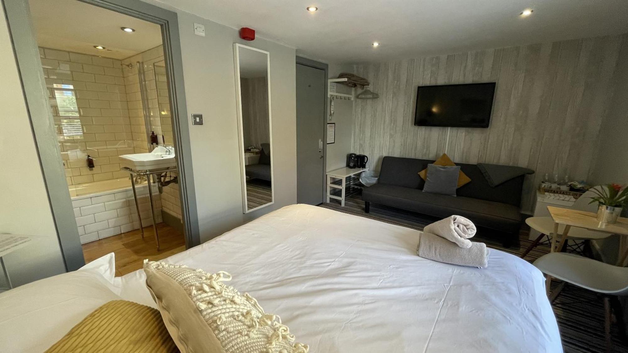 Ei8ht Guest 4*