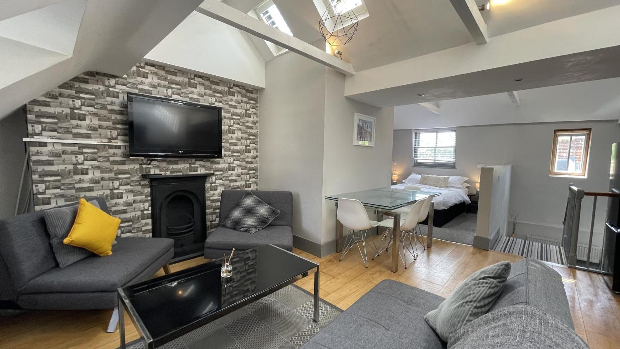 Ei8ht Guest Aparthotel 4*