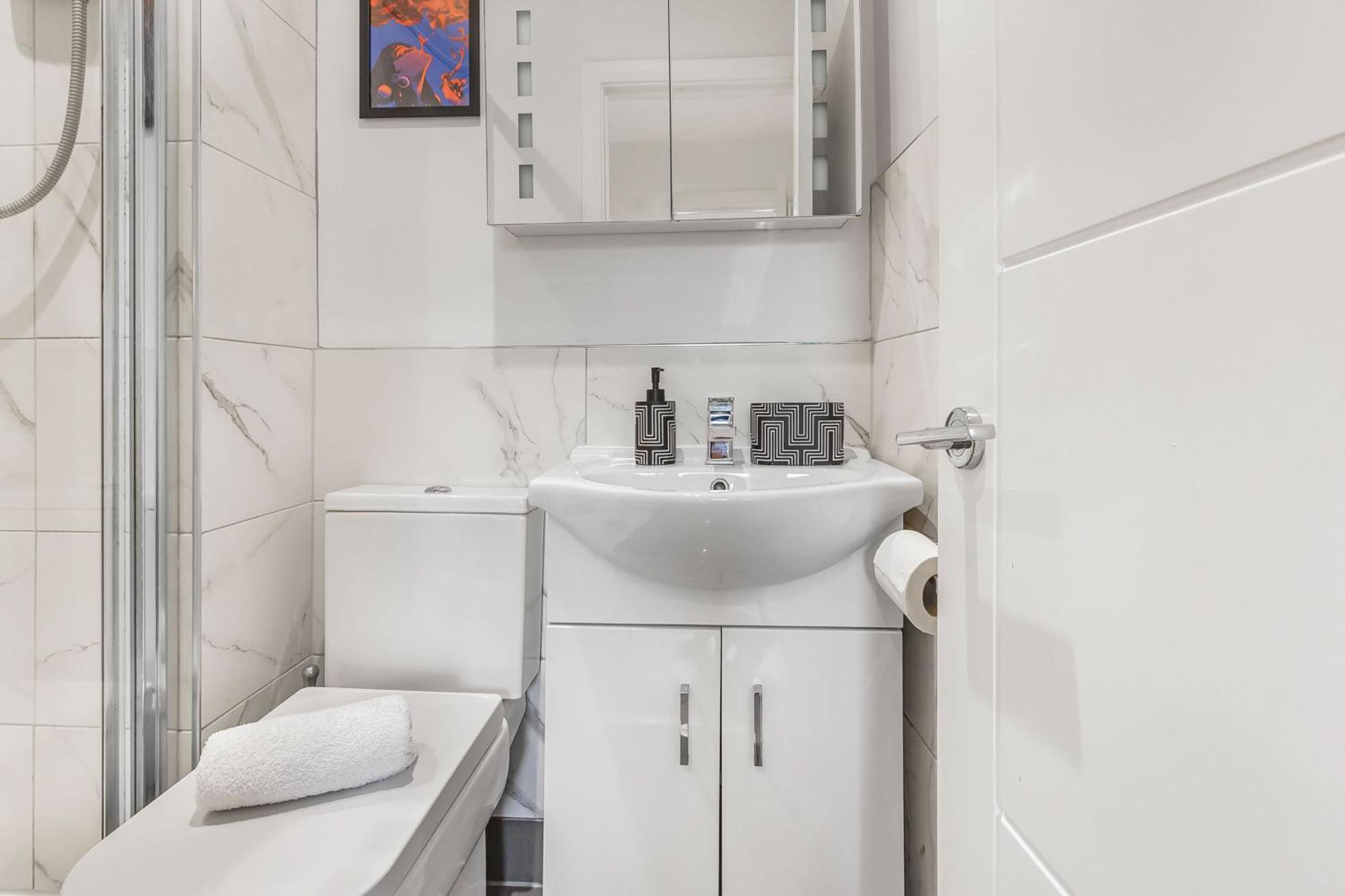 - Sleeps 3 - Near Apartment Brighton