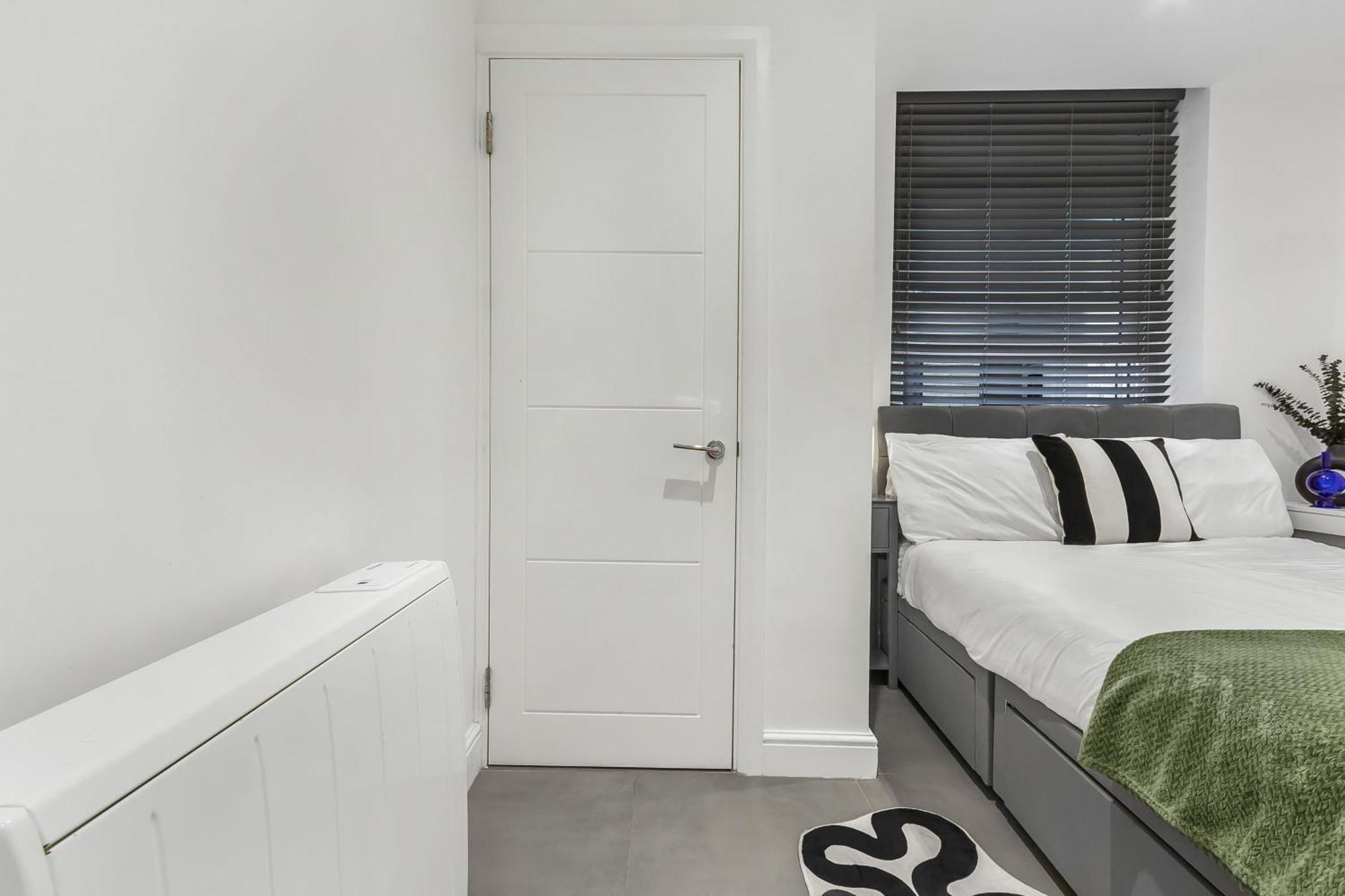 Apartment - Sleeps 3 - Near