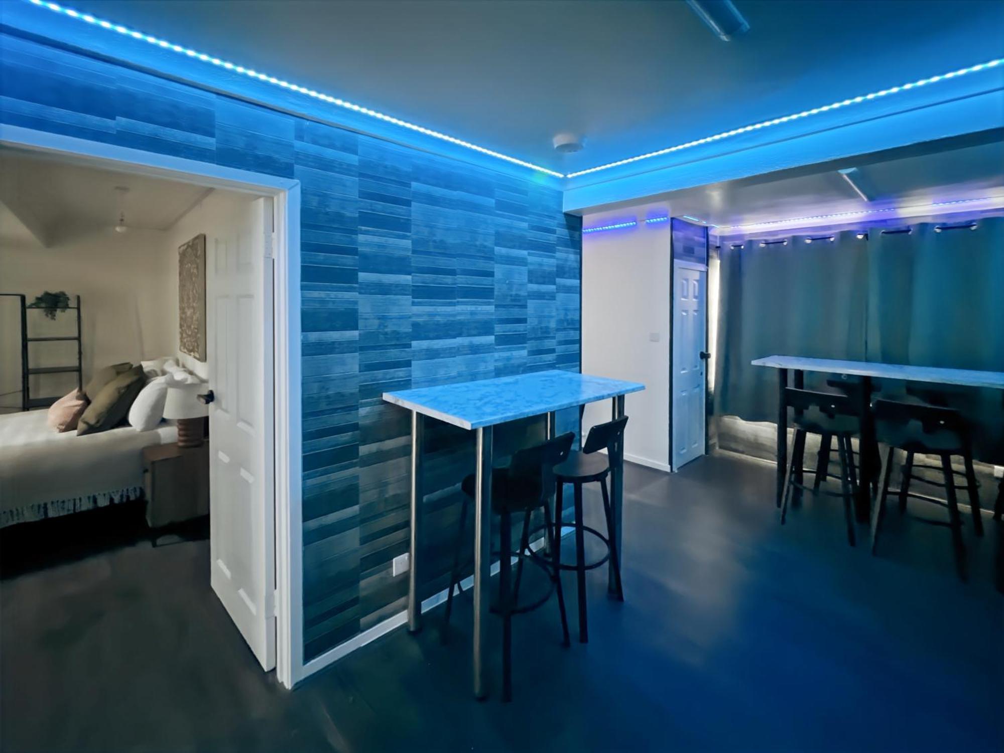 Family With Hot Tub & Sauna Sleeps 8 Apartment *