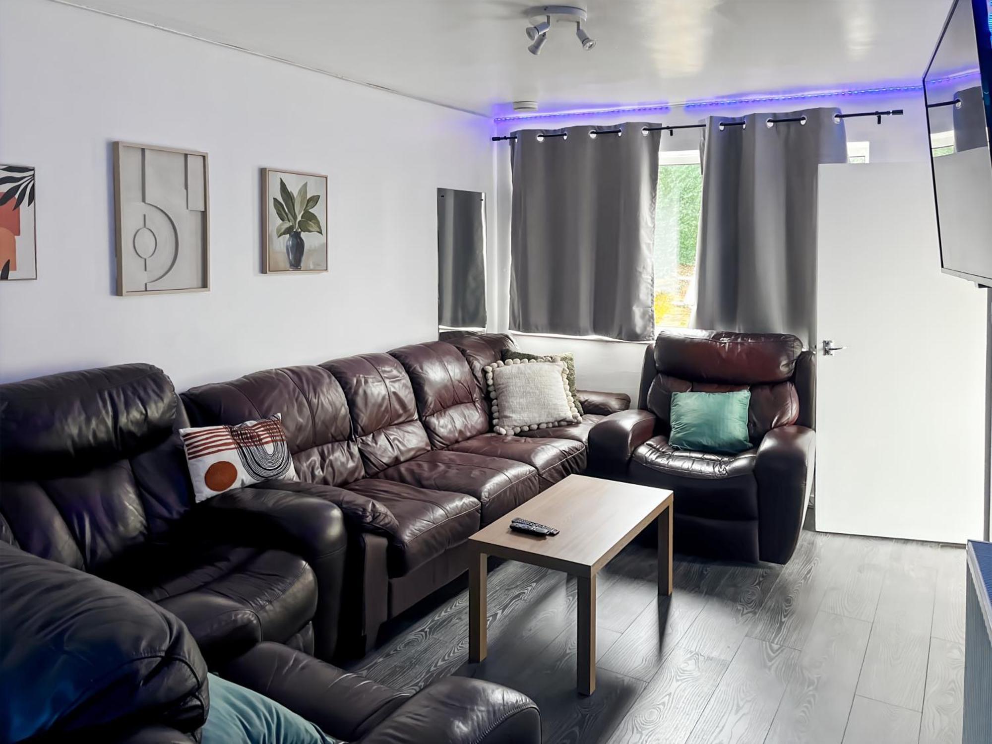 Family With Hot Tub & Sauna Sleeps 8 *