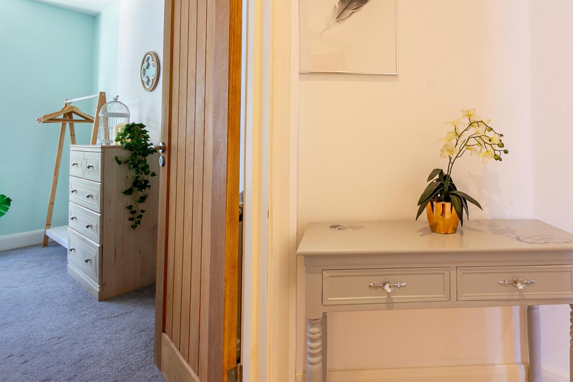 Chic 4 Bed By Station Apartment *