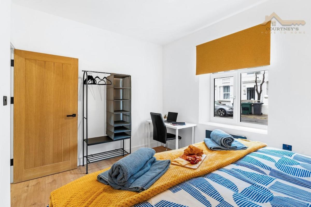 Morden Retreat In Walking Distance To Shops & Attractions Apartment
