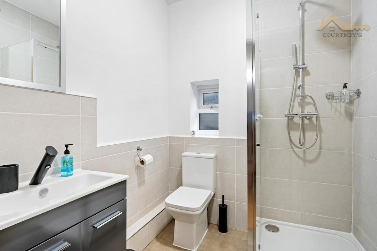 Apartment Morden Retreat In Walking Distance To Shops & Attractions *