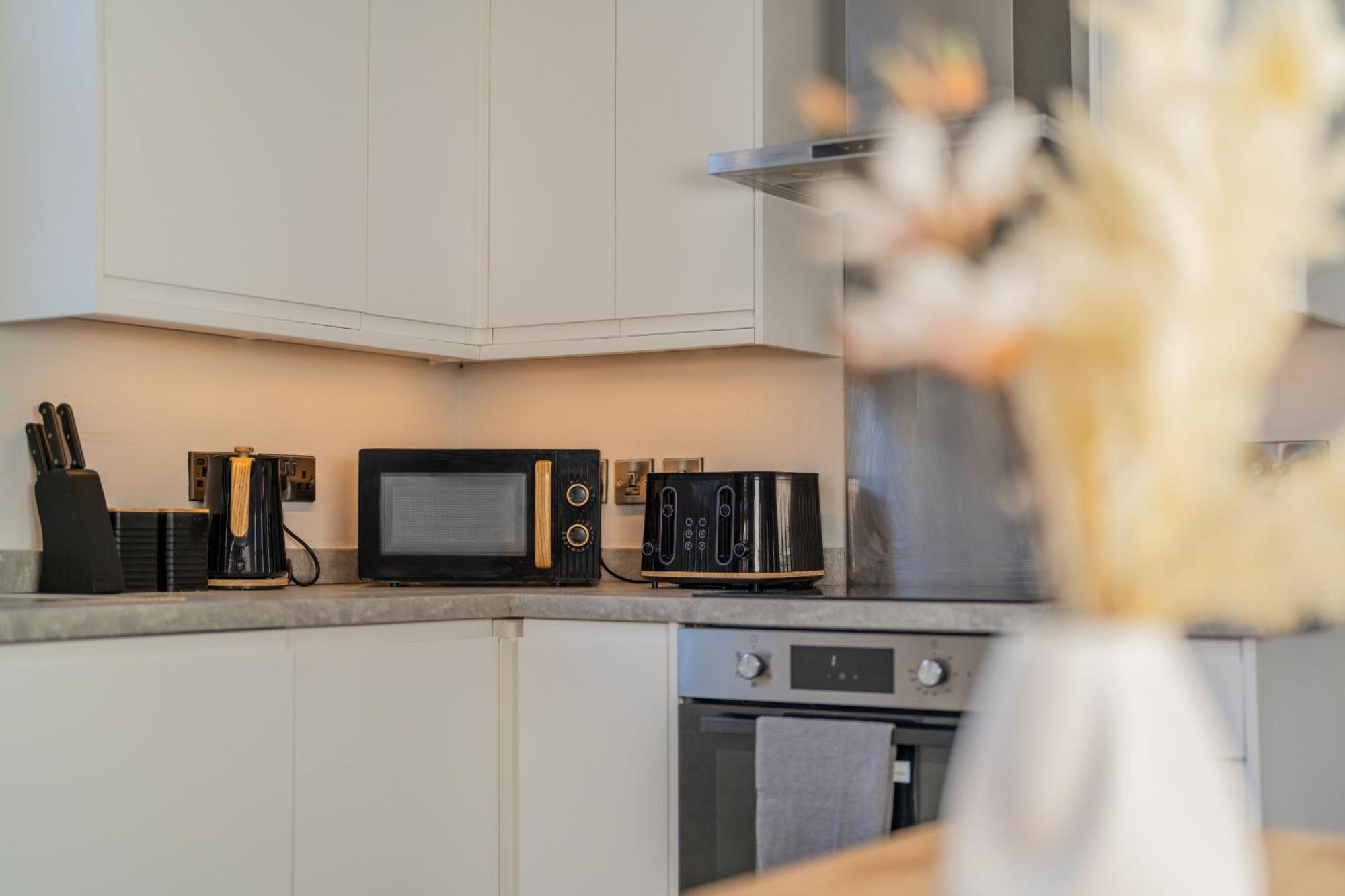 2 Bedroom, 2 Bathroom Garden Flat, By Primal Estates Short Lets In