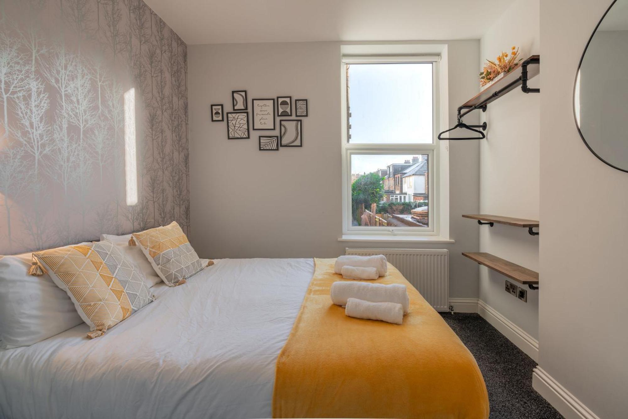 2 Bedroom, 2 Bathroom Garden Flat, By Primal Estates Short Lets In *