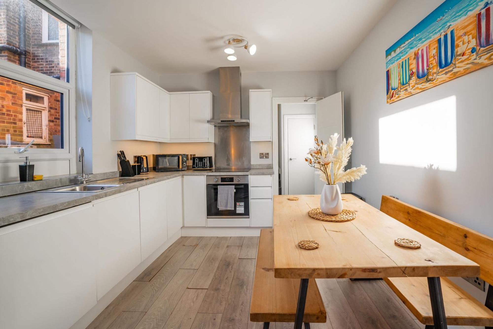 2 Bedroom, 2 Bathroom Garden Flat, By Primal Estates Short Lets In Brighton