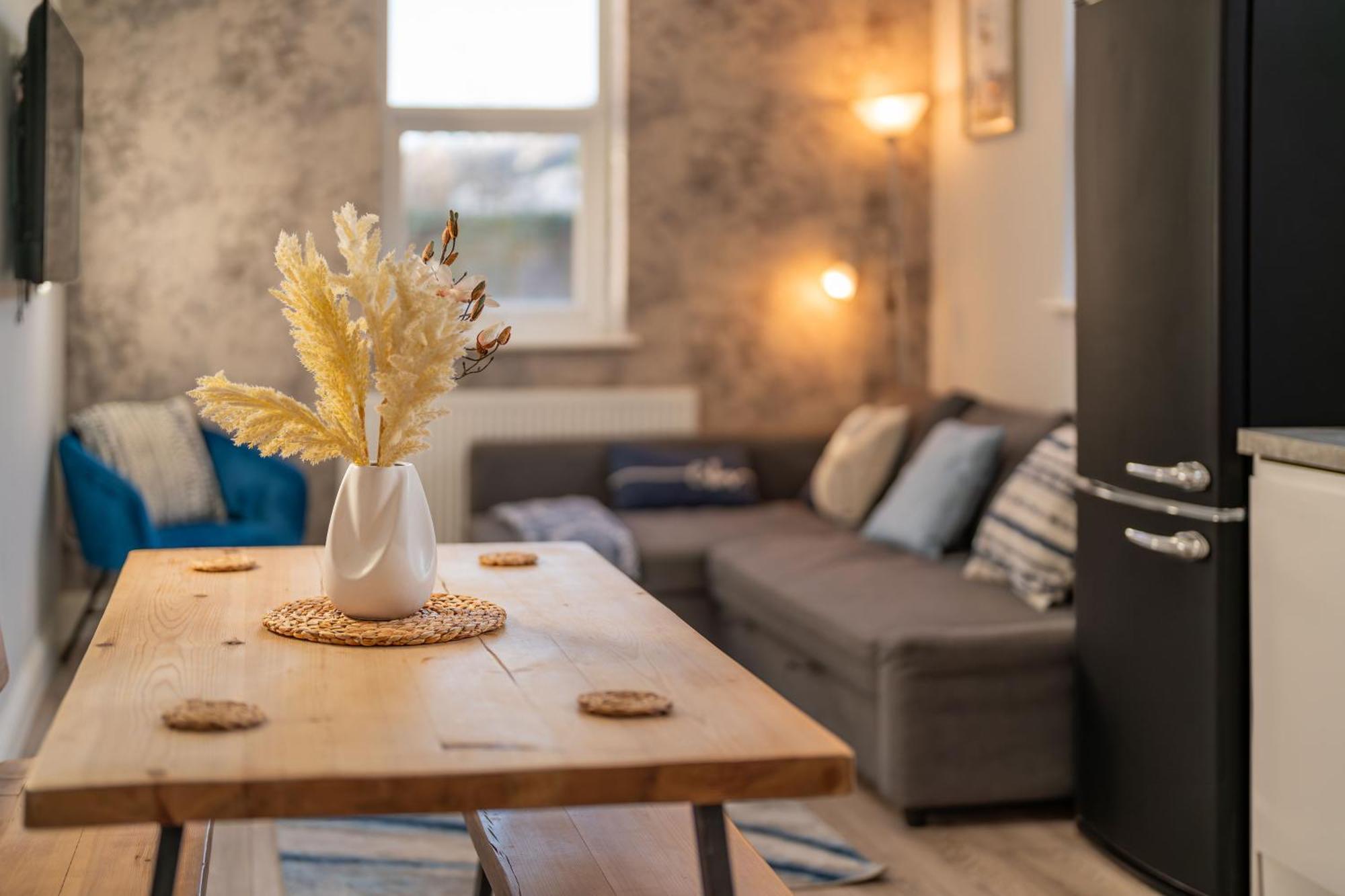 2 Bedroom, 2 Bathroom Garden Flat, By Primal Estates Short Lets In