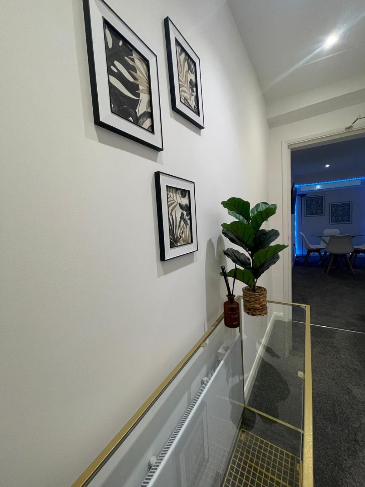 Apartment By The Flat Accommodating 5 Guests *