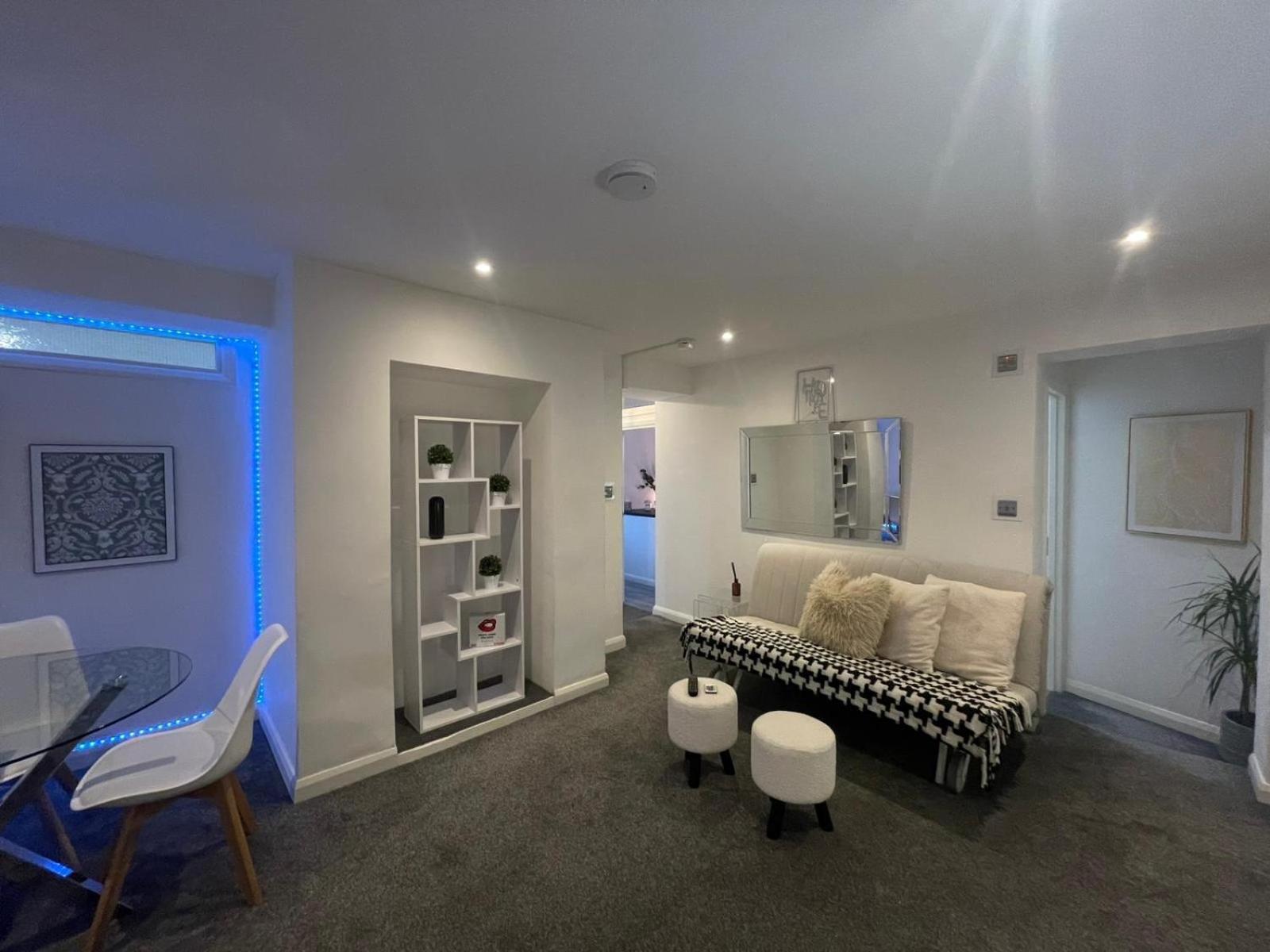 By The Flat Accommodating 5 Guests *