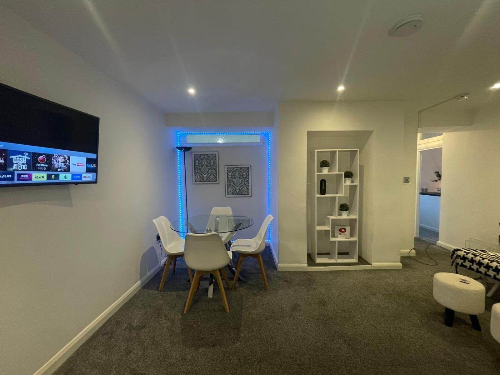 By The Flat Accommodating 5 Guests Apartment *