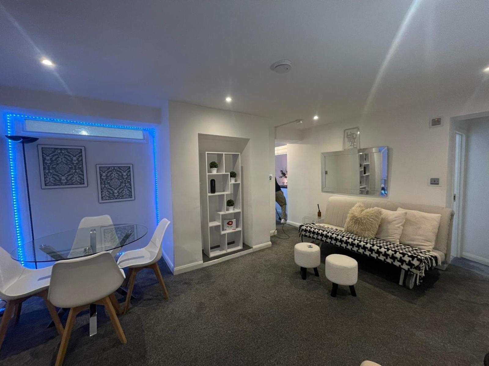 Apartment By The Flat Accommodating 5 Guests *