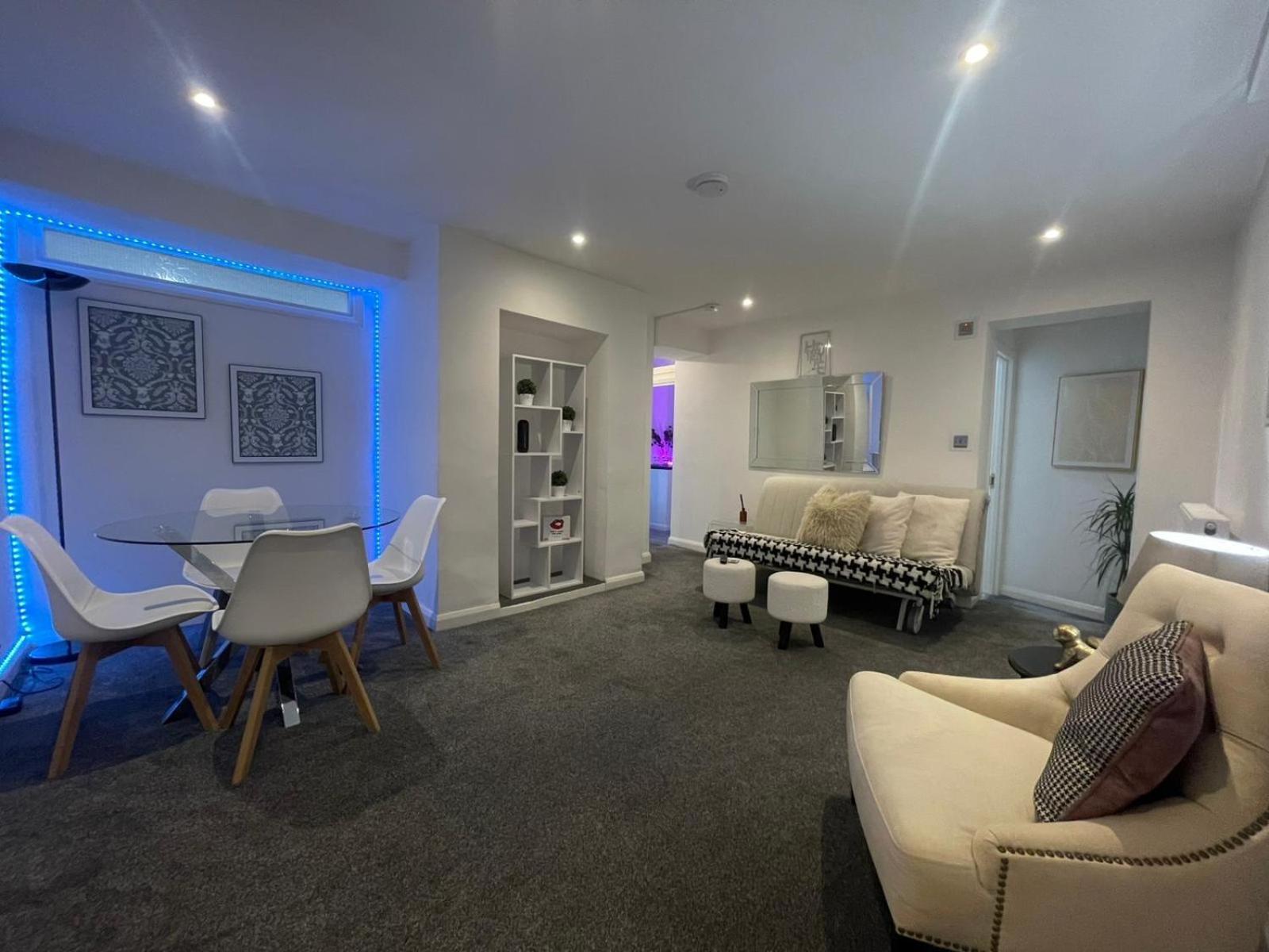 By The Flat Accommodating 5 Guests Apartment *