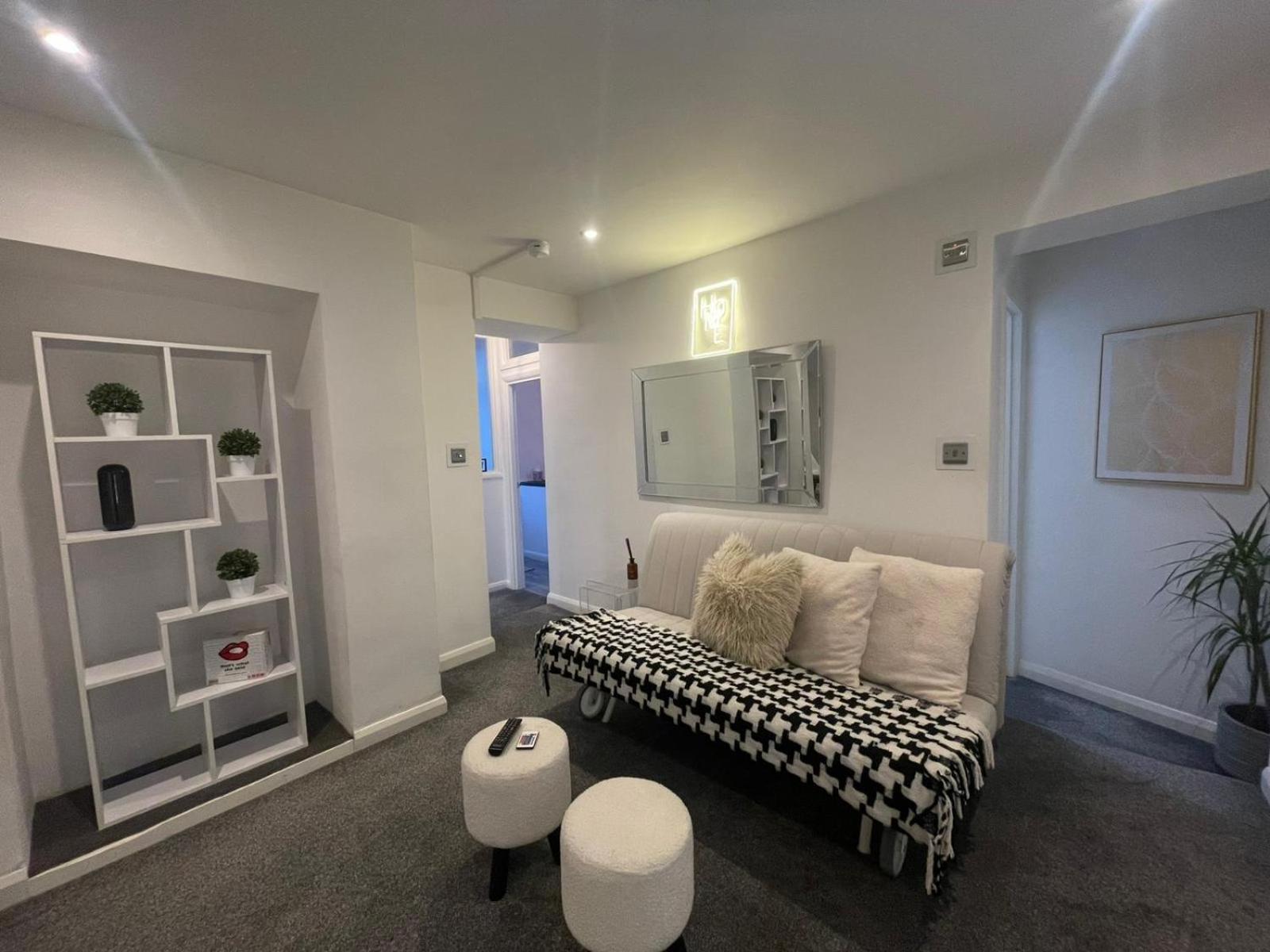 By The Flat Accommodating 5 Guests Apartment *