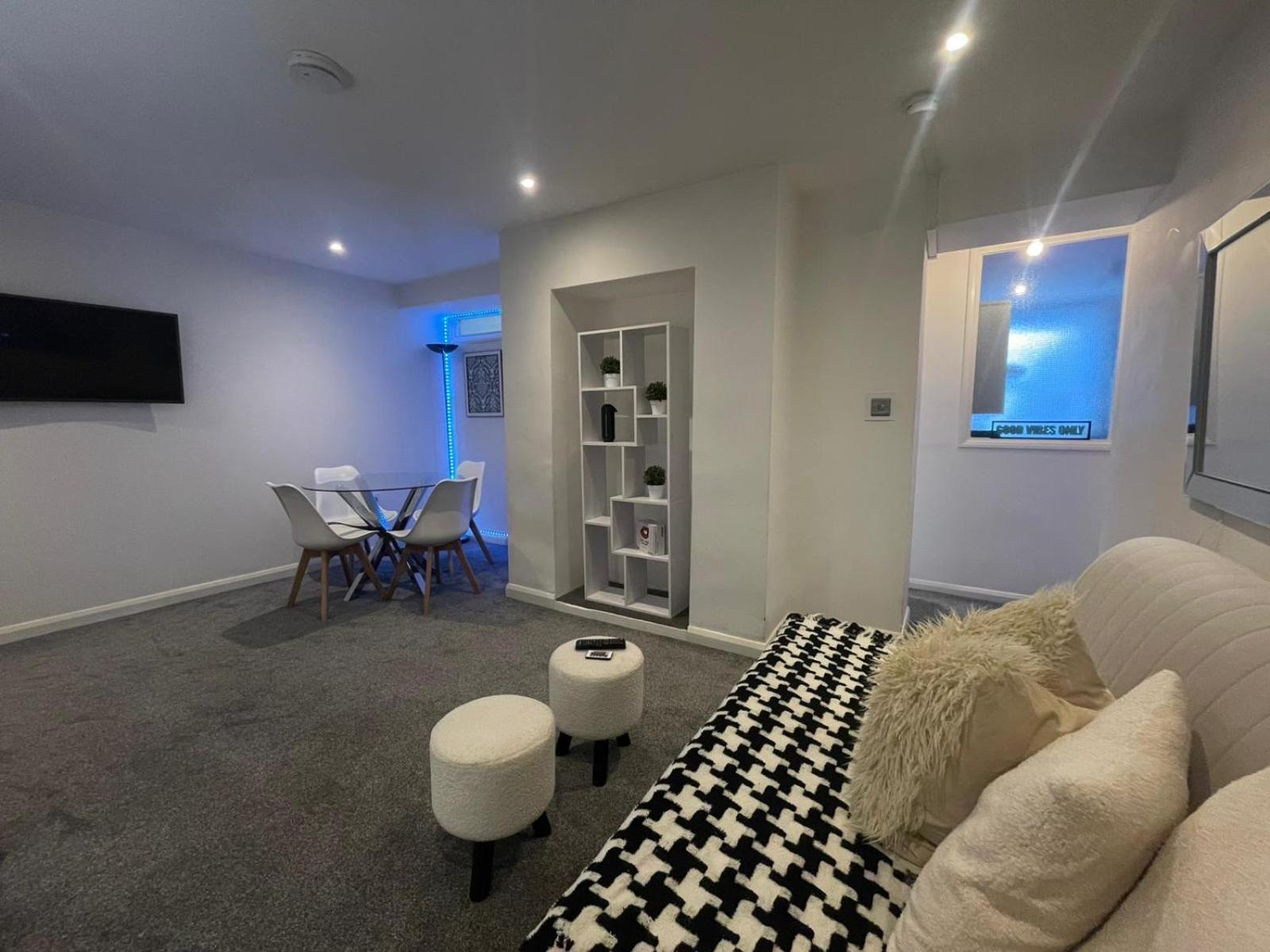By The Flat Accommodating 5 Guests Apartment