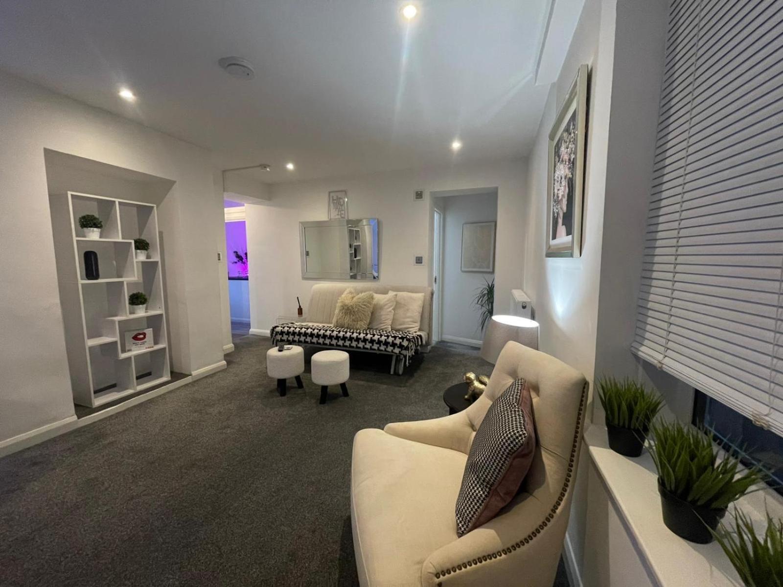 By The Flat Accommodating 5 Guests