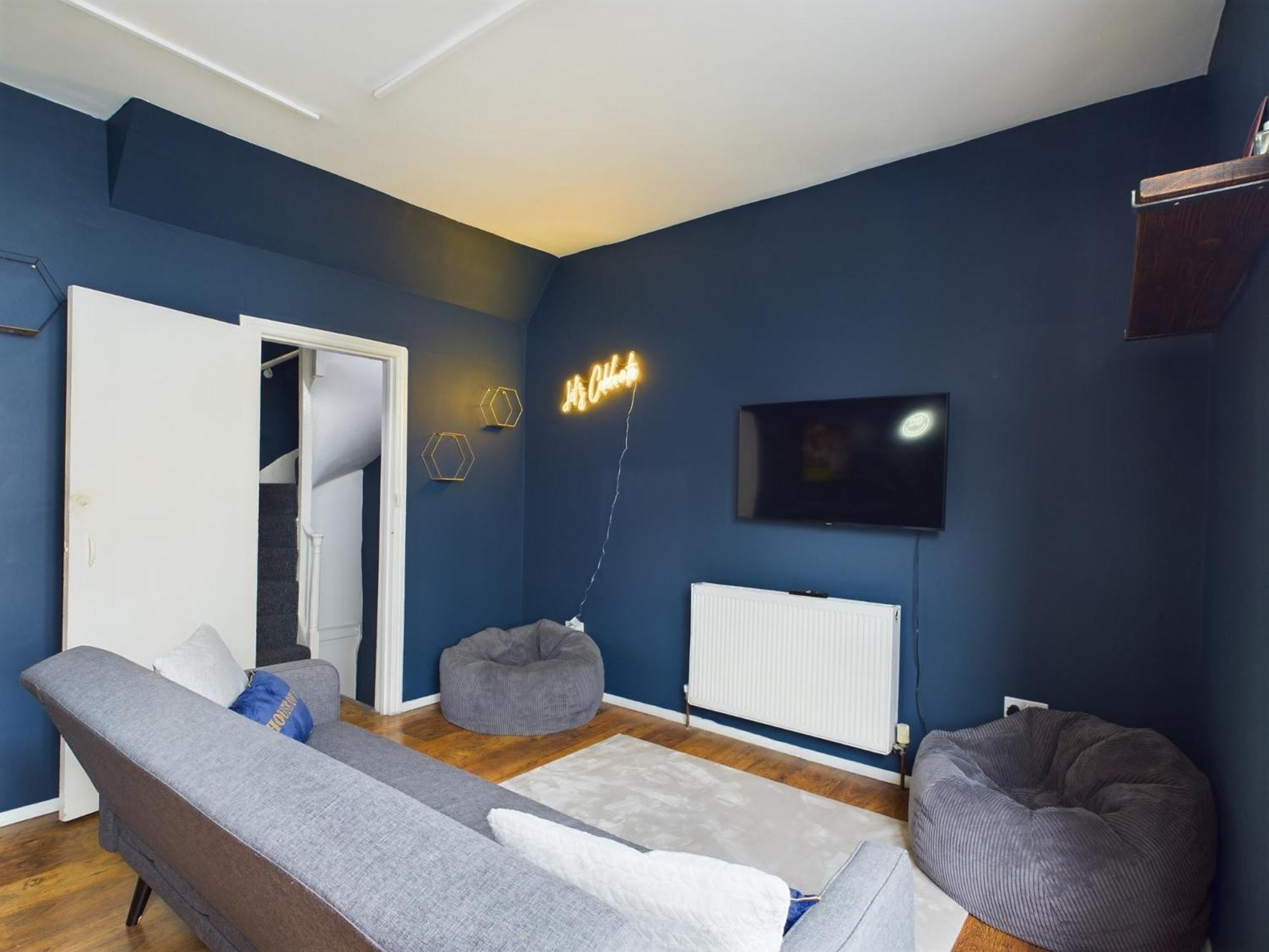 Pool Table 4 Bed Flat For 6 Guests