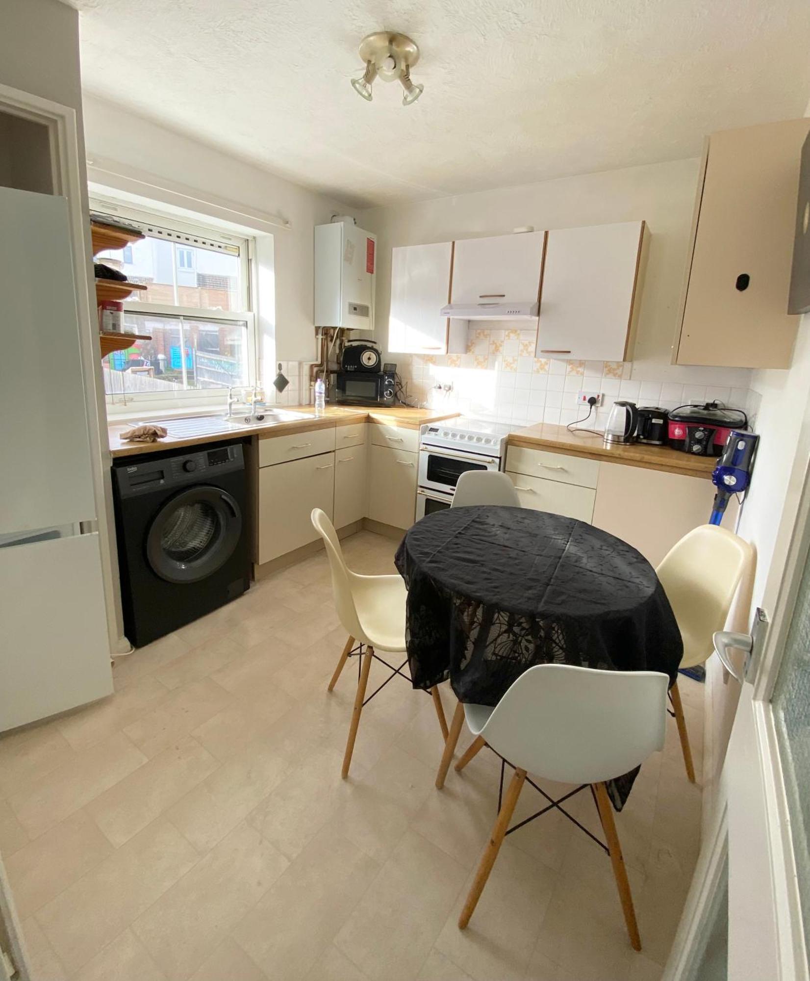 2 Bedroom Flat By Train Station Brighton