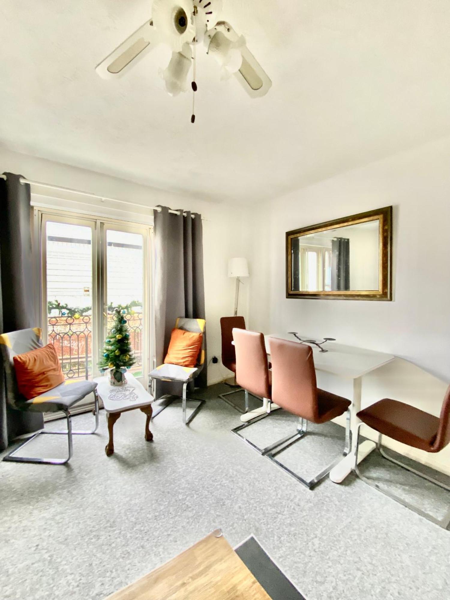 2 Bedroom Flat By Train Station Apartment Brighton