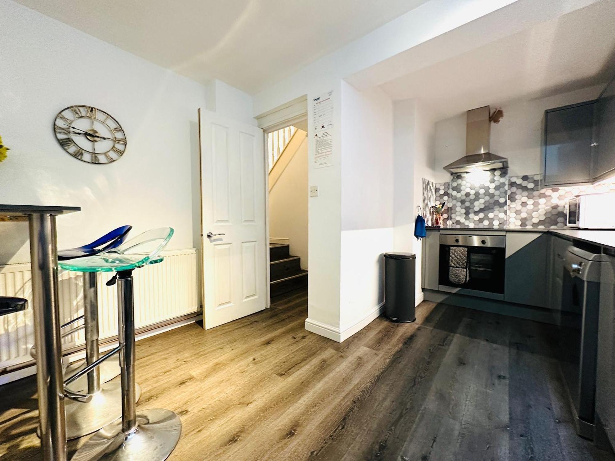 Apartment Best Location,4-Br House,Churchill Square Car Park & Sea-2 Min, Brighton Conference Centre 3 Min, Shops, Restaurants, I-360, Pier - Walking Distance *