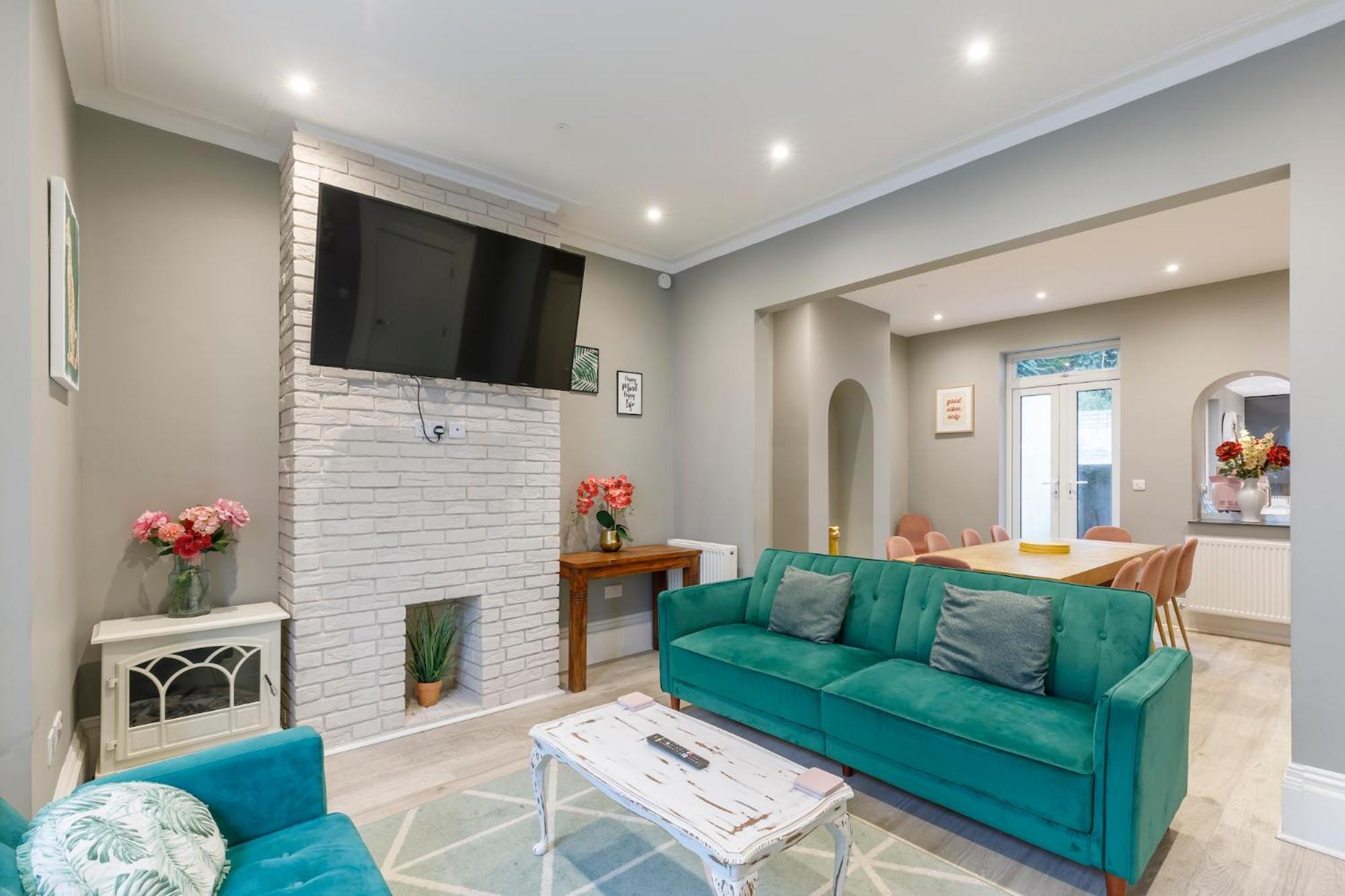 6 Bedroom Townhouse *