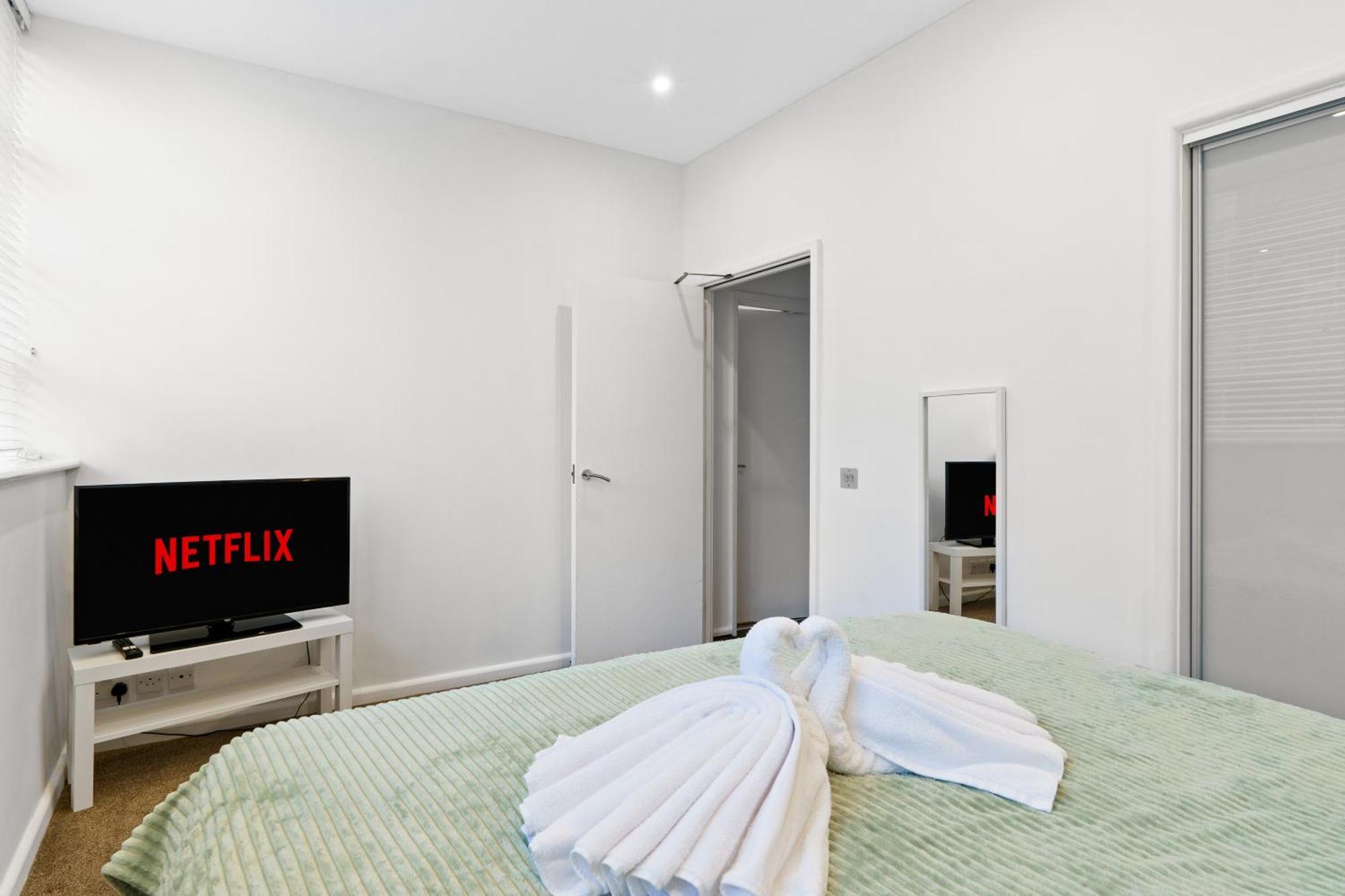 Luxury 2 Bed With En-suite, Near & Centre Apartment *