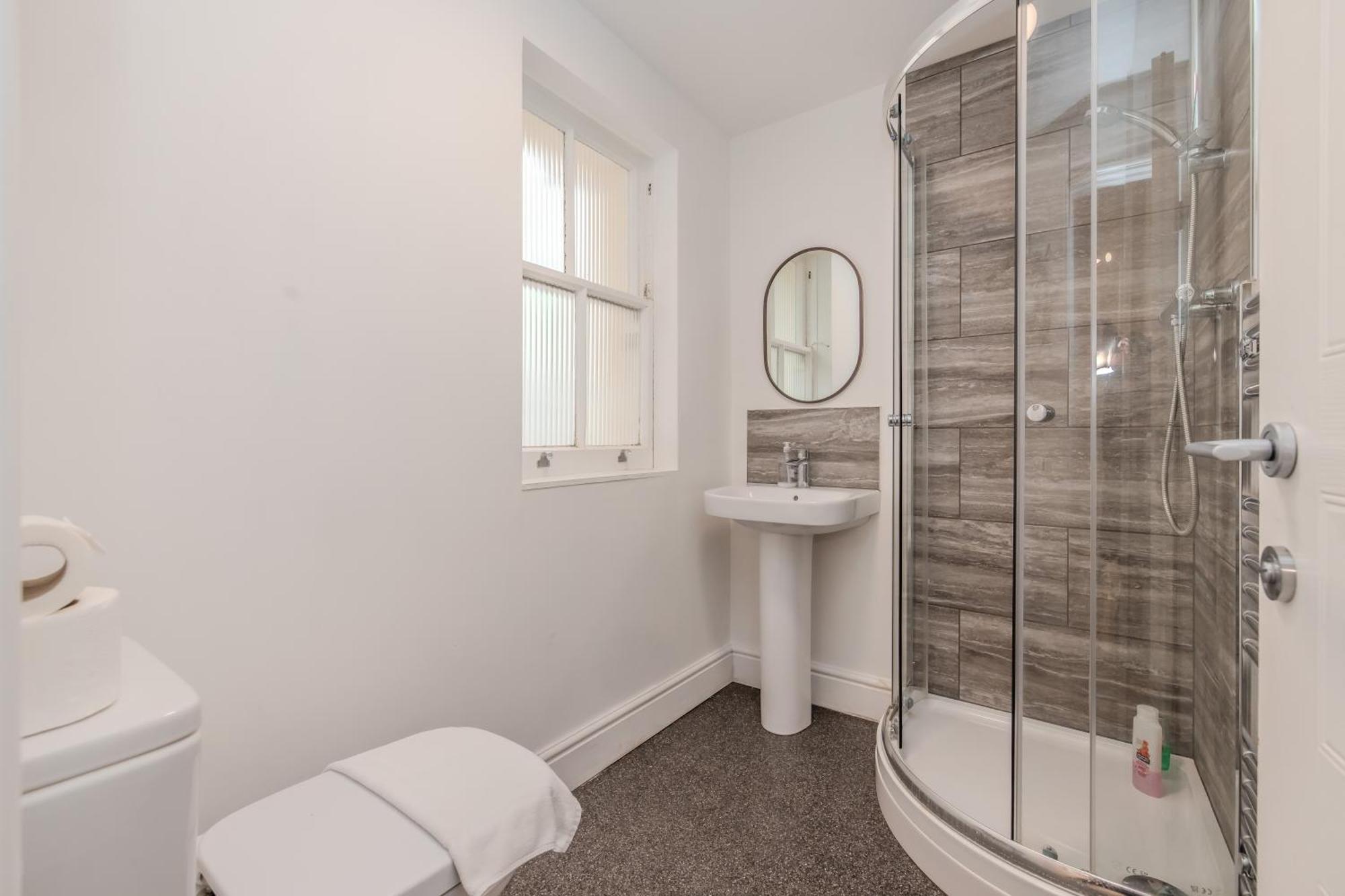 Spacious 2 Bedroom Flat Next To Sleep 6 Guests Rft *