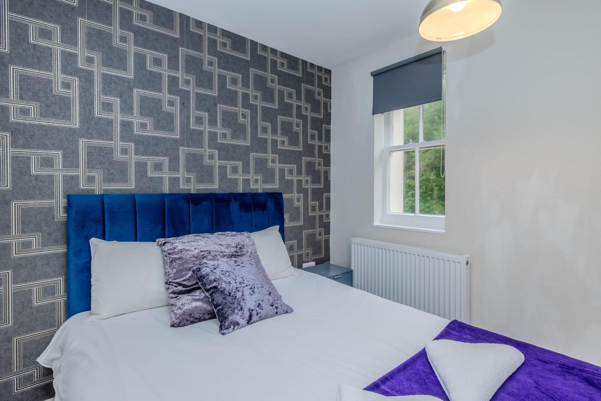 Spacious 2 Bedroom Flat Next To Sleep 6 Guests Rft *