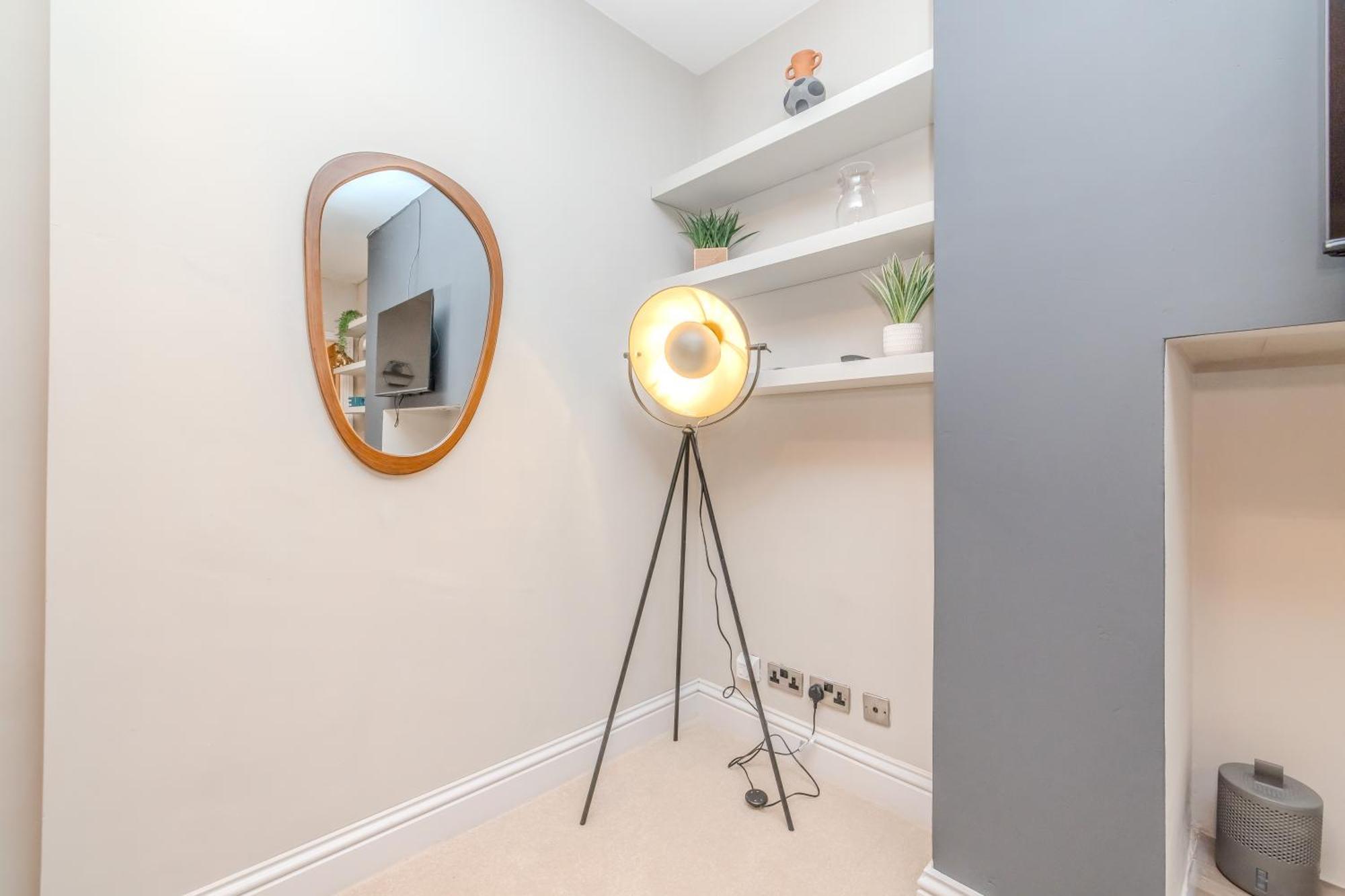 Beautiful1 Bedroom Flat Next To *