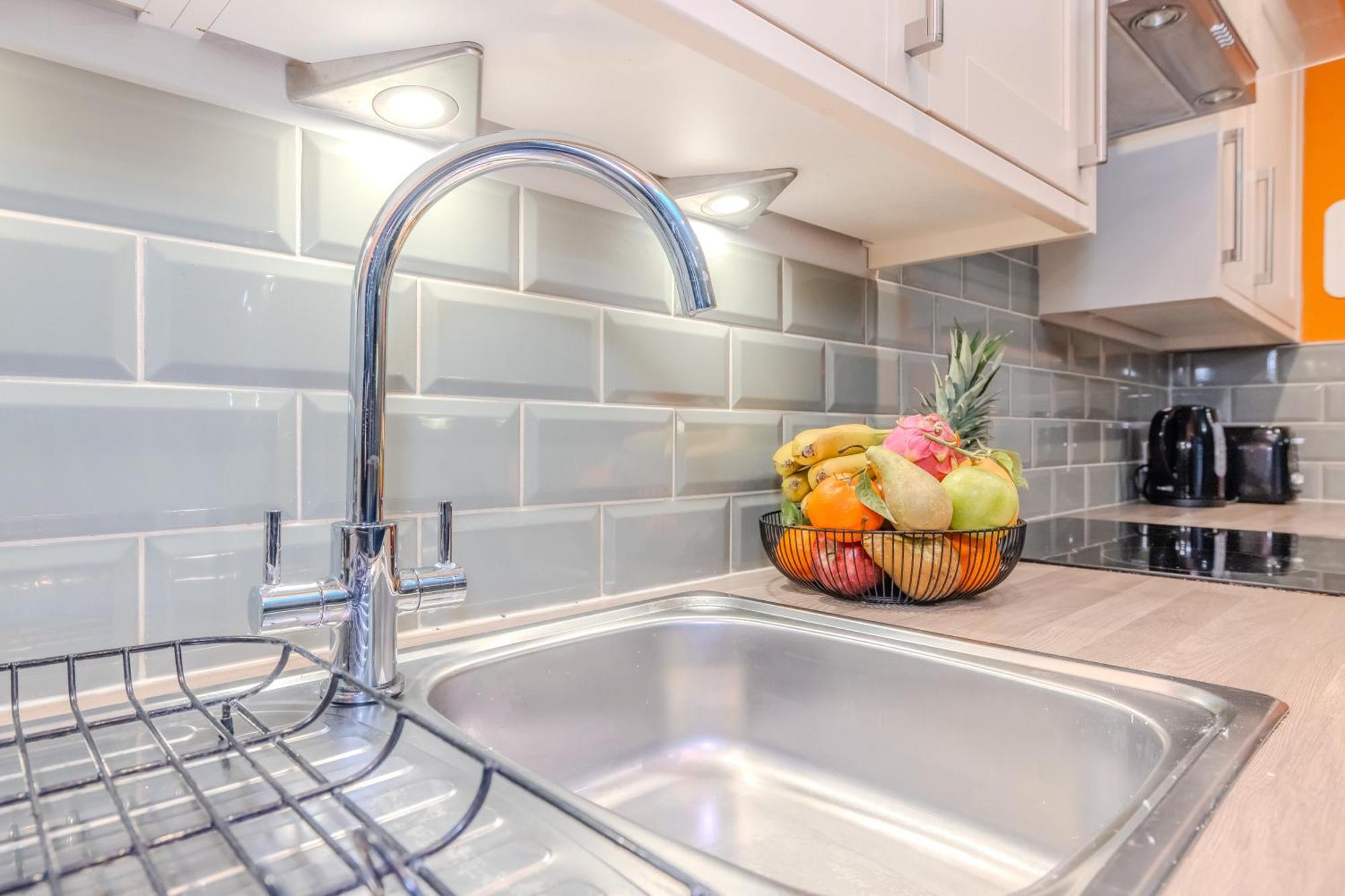 Beautiful1 Bedroom Flat Next To Apartment *